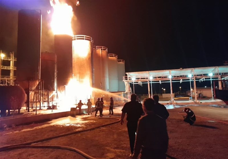 آتش‌سوزی مخازن پالایش میعانات نفتی در آشتیان/ کنترل حریق بعد از 5 ساعت تلاش 12 تیم‌ آتش‌نشانی + فیلم