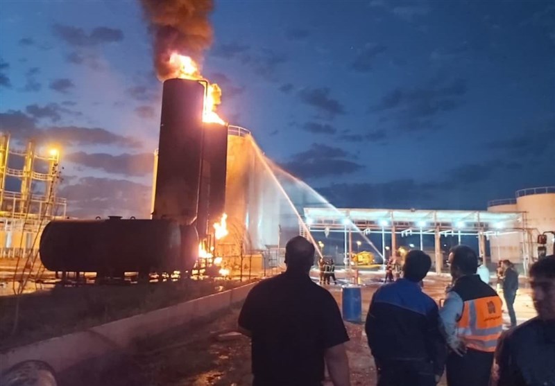 آتش‌سوزی مخازن یک واحد پالایش میعانات نفتی در آشتیان/ کنترل حریق بعد از ۵ ساعت تلاش ۱۲ تیم‌ آتش‌نشانی