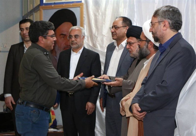 اسناد مالکیت بافت مسکونی شهر آباده طشک بعد از 40 سال اهدا شد