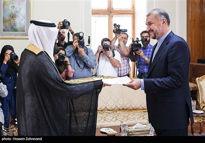 وزير الخارجية الايراني يتسلم نسخة من اوراق اعتماد السفير السعودي الجديد