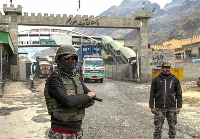 رفع موقت محدودیت‌های تردد بین افغانستان و پاکستان؛ گذرگاه «تورخم» بازگشایی شد