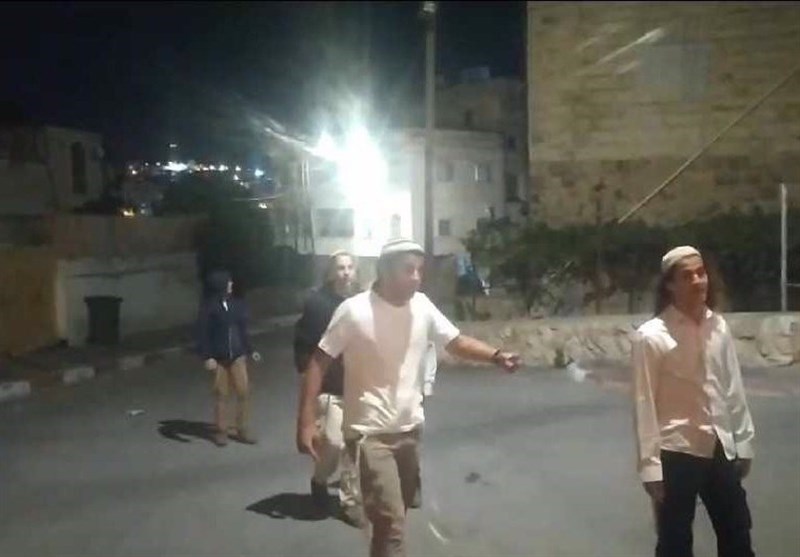 Israeli Settlers Raid Southern West Bank City of al-Khalil, Injure Palestinian