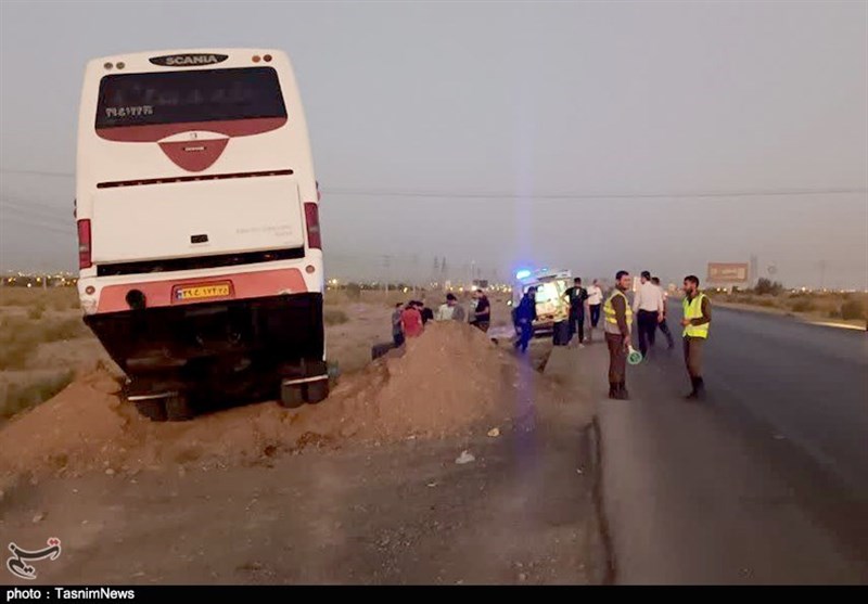 برخورد اتوبوس با گاردریل در جاده امام رضا(ع)؛ 30 نفر مصدوم شدند