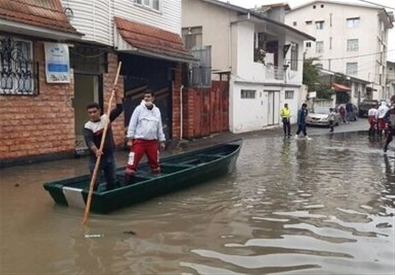 بارش شدید باران و سیل راه هشتپر - آستارا را مسدود کرد