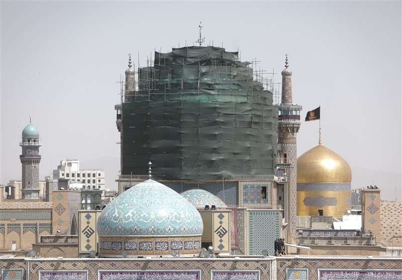 کاشی‌های گنبد مسجد گوهرشاد مرمت می‌شود