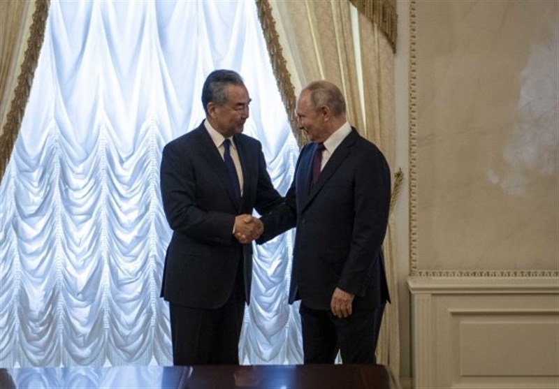 دیدار وزیر امور خارجه چین با پوتین در سن پترزبورگ