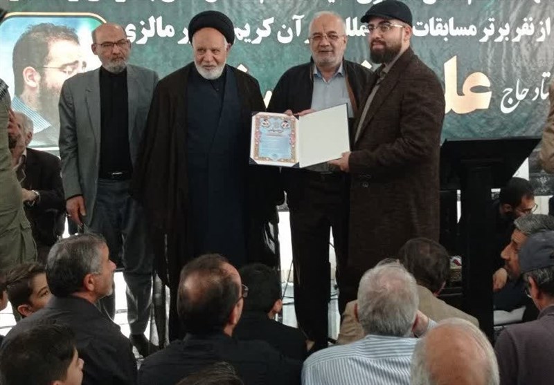 تجلیل از قاری برتر مسابقات بین‌المللی قرآن کریم مالزی در مشهد