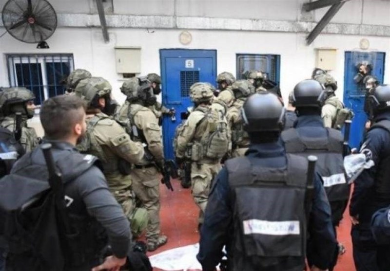 یورش نظامیان صهیونیستی به سلول اسرای فلسطینی در زندان