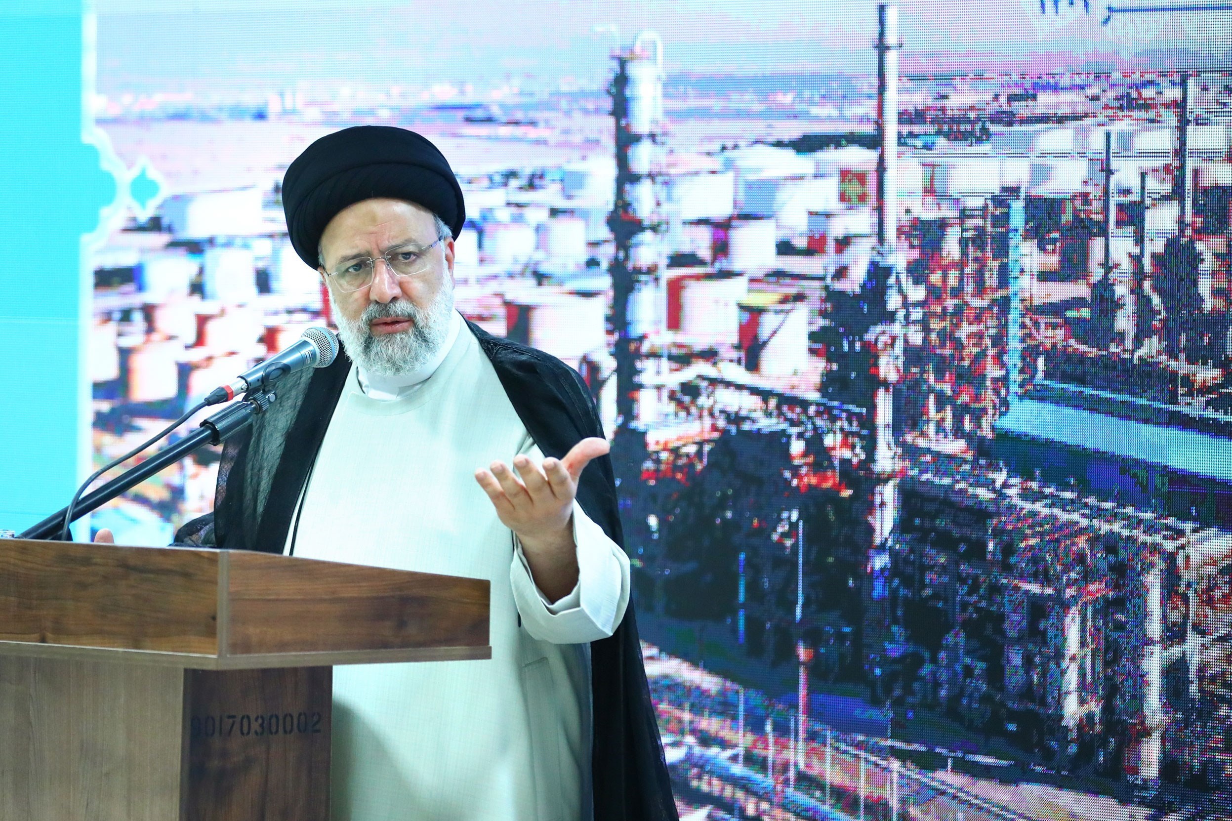 President Praises Iranian Knowledge-Based Firms&apos; Role in Oil Projects