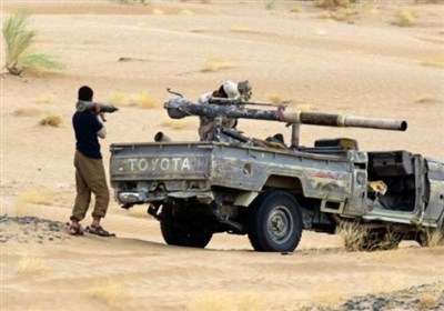  رژه نظامی دولت مستعفی یمن هدف حملات توپخانه‌ای قرار گرفت 