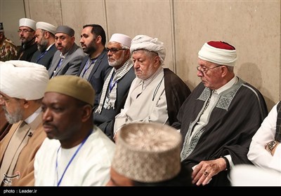 دیدار جمعی از مردم، مسئولان و مهمانان کنفرانس وحدت اسلامی با رهبرمعظم انقلاب