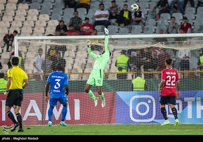 دیدار تیم‌های فوتبال نساجی و الهلال عربستان