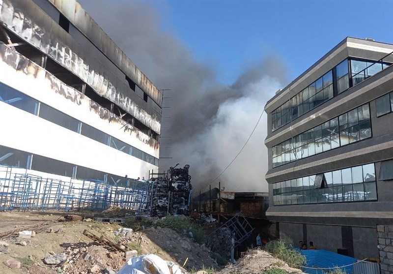 آتش‌سوزی مهیب در یک‌ کارخانه موتور‌سیکلت‌/ اعزام هوایی 7 مصدوم حادثه به تبریز/ حریق ادامه دارد + فیلم