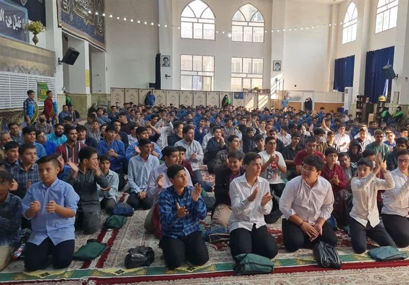 برپایی جشن آغاز نماز جماعت در مدارس اسلامشهر با حضور یک هزار دانش‌آموز