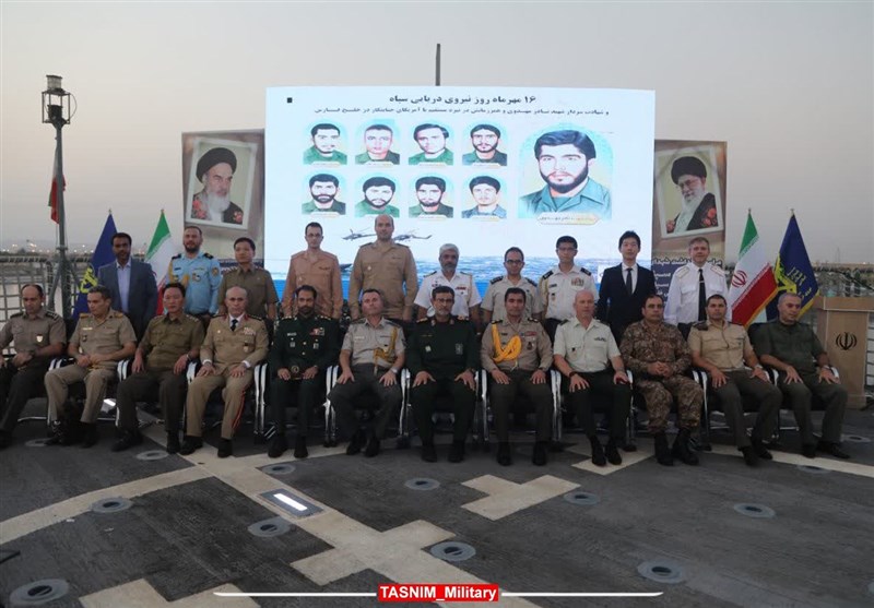عکس یادگاری وابستگان نظامی خارجی روی عرشه ناو شهید سلیمانی سپاه