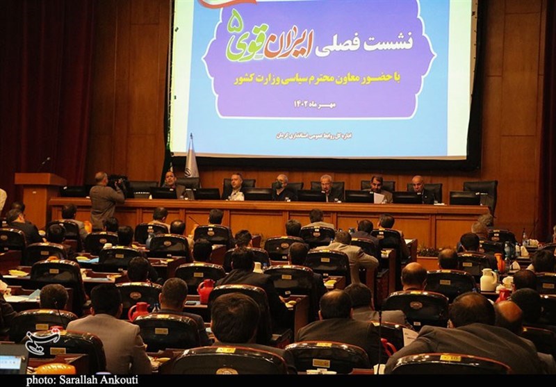 استاندار کرمان: فرمانداران از حمایت گروه‌های سیاسی در بیرون از سیستم اداری خودداری کنند