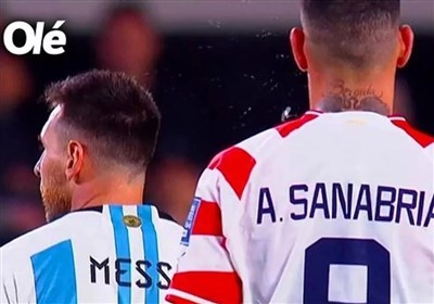  واکنش جالب مسی به درگیری‌اش با بازیکن پاراگوئه + عکس 