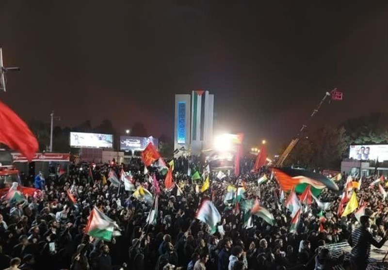 ‌تجمع شبانه حامیان فلسطین در میدان فلسطین/ سومین شب قیام مردم مشهد در محکومیت اسرائیل‌ + فیلم