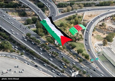 اهتزاز پرچم فلسطین بر فراز شهر تهران