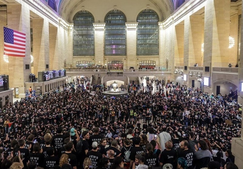 Protesters Close Grand Central Station in New York to Condemn Gaza Bombardment