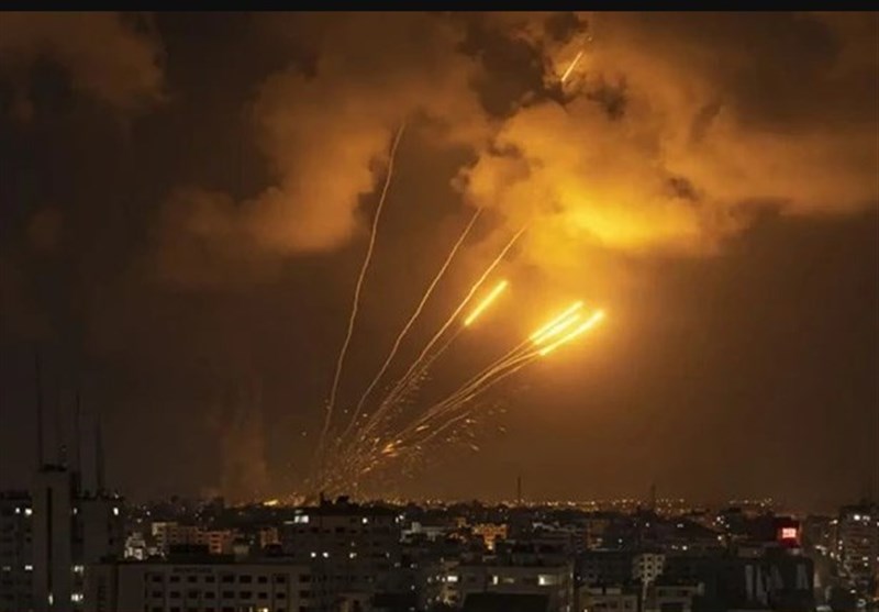 المقاومة الفلسطینیة تستهدف تل أبیب وضواحیها برشقات صاروخیة