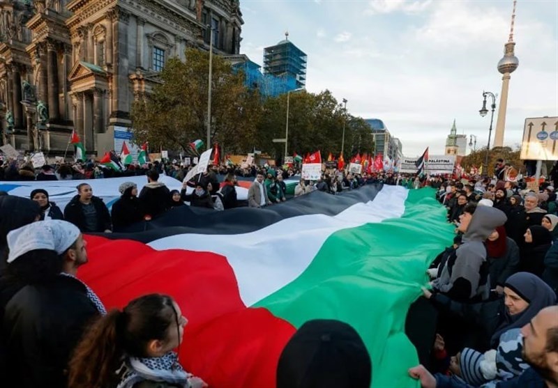Avrupa&apos;da Binlerce Kişi Filistin&apos;e Destek İçin Yürüdü