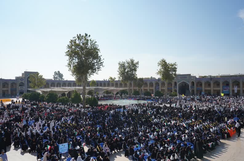 اجتماع 12 هزار نفری دانش‌آموزان در حرم شاهچراغ/ همدردی با دانش‌آموزان فلسطینی + تصاویر