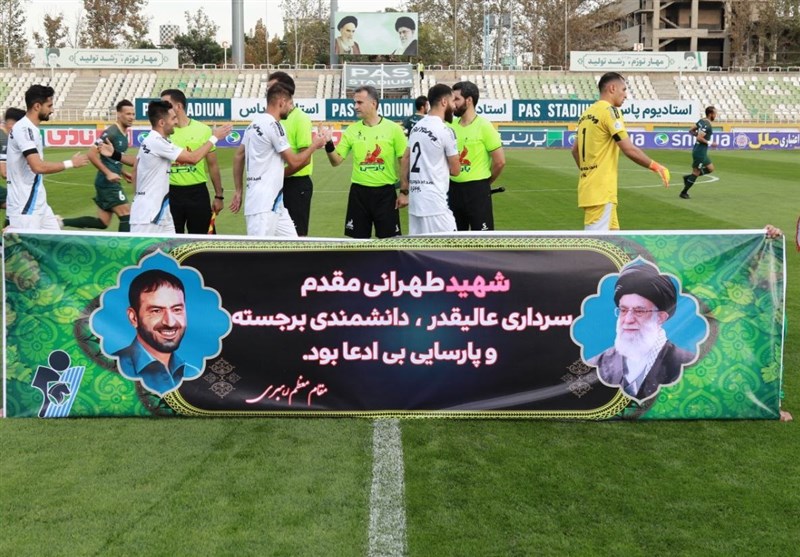 گرامیداشت شهید طهرانی مقدم در حاشیه مسابقه پیکان - شمس آذر/ صحبت درگوشی خطیبی با داور + تصاویر