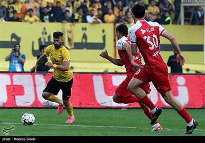 دیدار تیم‌های فوتبال سپاهان و پرسپولیس