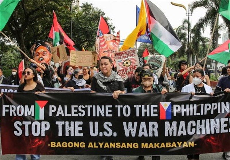 Filipinli Göstericiler ABD Büyükelçilerine Saldırdı