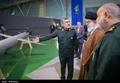 الإمام الخامنئي يزور معرض إنجازات الحرس الثوري في مجال الجوفضاء