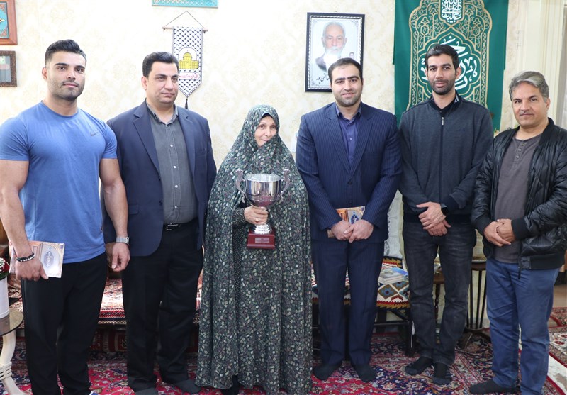 اهدای جام قهرمانی تیم ملی پرورش اندام به مادر شهیدان خالقی پور