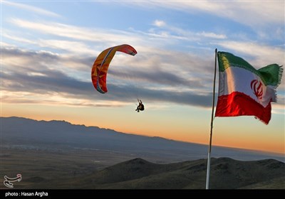 پرواز چتربازان به مناسبت هفته بسیج - زنجان