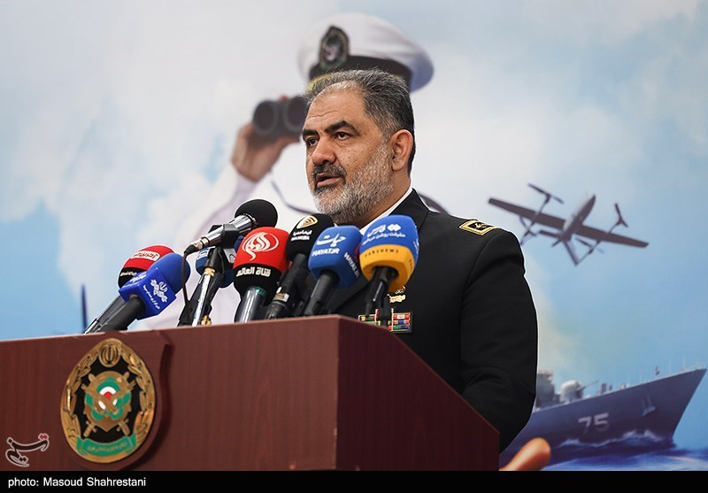 دریادار ایرانی: بزودی ناو هواپیمابر آمریکایی را از منطقه بیرون می‌کنیم