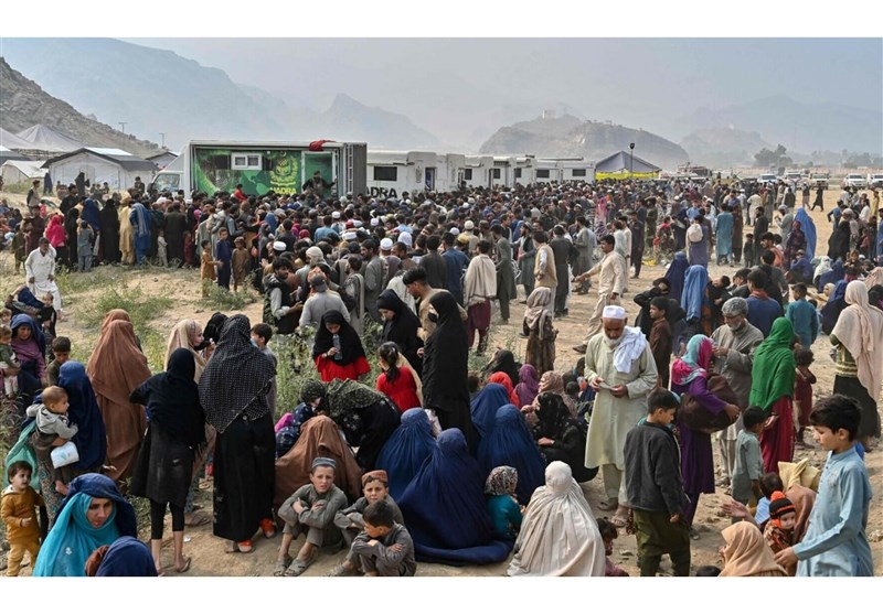 داون نیوز: شماری از اتباع پاکستان با مهاجران افغان اخراج شدند