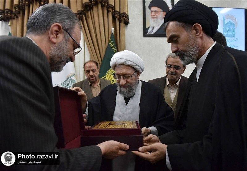 اهدای مصحف مشهد رضوی به رئیس مجمع تشخیص مصلحت نظام