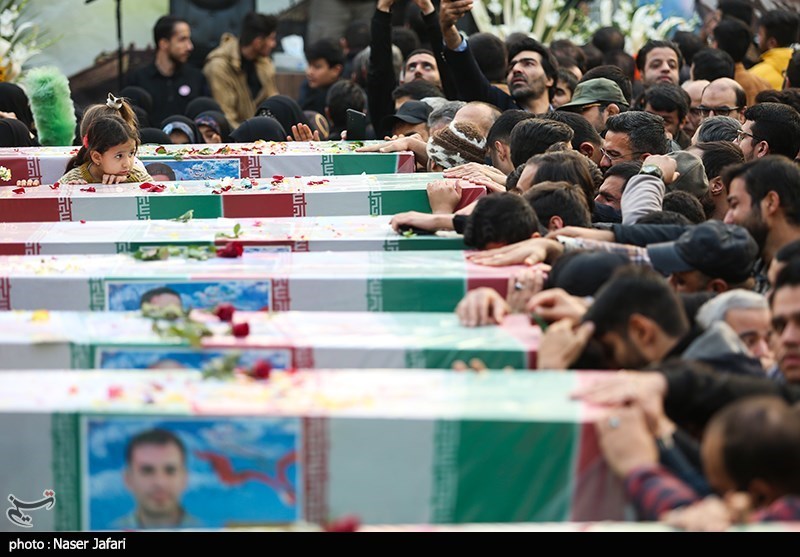 استقبال کم نظیر مردم تهران در وداع با شهدای مدافع حرم+عکس و فیلم