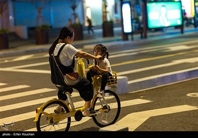 دوچرخه یکی از اصلی ترین وسایل جابه جایی در شهر هانگژو است به نحوی که تقریبا در تمام خیابان های این شهر جاده ای جدا برای استفاده دوچرخه در نظر گرفته شده است.