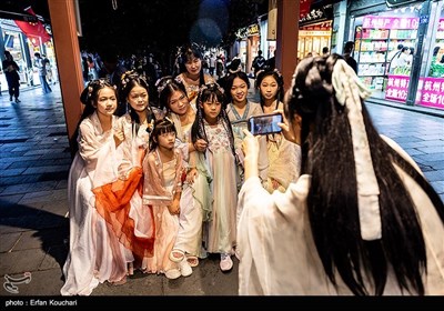 استفاده از لباس های سنتی چینی در بین دختران کودک و نوجوان خصوصا در ایام تعطیل امری رایج است.