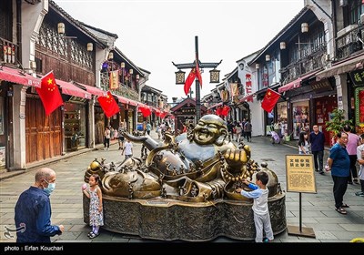 مجسمه بودای خندان در خیابان تاریخی هِفانگ شهر هانگژو