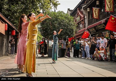 نمایش خیابانی در خیابان تاریخی هِفانگ شهر هانگژو
