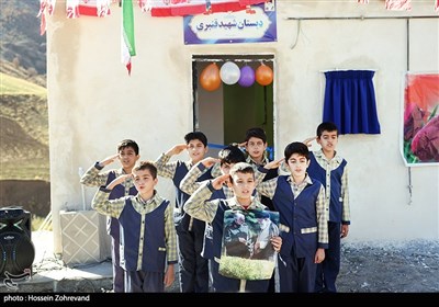 اجرای گروه سرود در آئین افتتاح مدرسه شهید قنبری
