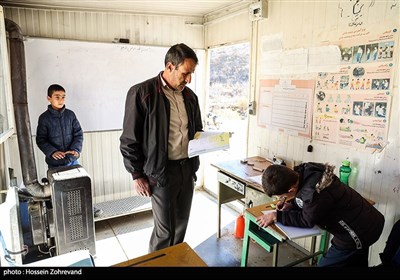 درس خواندن در شرایط سخت در مدرسه کانکسی شهید قنبری در روستای نوروزآباد بخش میربگ شهرستان دلفان استان لرستان