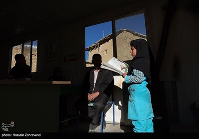درس خواندن دانش آموزان در شرایط سخت در مدرسه کانکسی شهید قنبری در روستای نوروزآباد بخش میربگ شهرستان دلفان استان لرستان