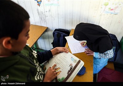 یکی از دانش آموزان در حال نوشتن دیکته در مدرسه کانکسی شهید قنبری در روستای نوروزآباد بخش میربگ شهرستان دلفان استان لرستان