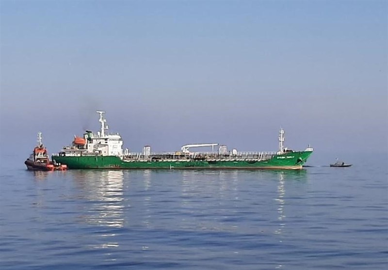 تصاویر توقیف 2 کشتی خارجی حامل میلیون‌ها لیتر سوخت قاچاق در خلیج‌ فارس + فیلم