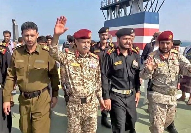 وزیر الدفاع الیمنی: البحر الأحمر محرم على السفن التابعة والمرتبطة بکیان العدو الصهیونی