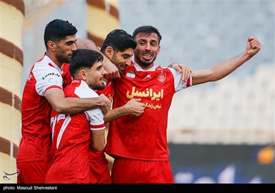 دیدار فوتبال تیم های پرسپولیس و هوادار