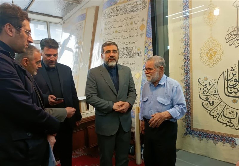 دیدار وزیر فرهنگ با خوشنویس بزرگ‌ترین قرآن جهان‌/ اسماعیلی: سند قرآنی تصویب می‌شود