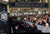 اولین شب مراسم عزاداری حضرت فاطمه‌زهرا سلام‌الله‌علیها در حسینیه امام خمینی(ره)
